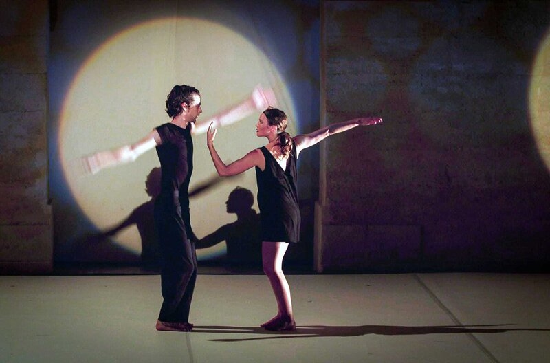 „So Schnell“, ein Meisterwerk von Dominique Bagouet: Zwischen Licht und Schatten, zwischen Angst und Freude, schnell, inbrünstig, freudig, liefern Bagouets Tänzer ein letztes Mal den funkelnden Beweis für das Talent des verstorbenen Choreographen. – Bild: Nathanaël Louvet /​ © NathanaÃ«l Louvet