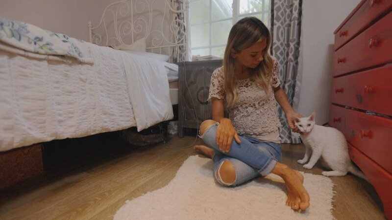 Guardian playing with cat. – Bild: Animal Planet /​ Discovery Communications