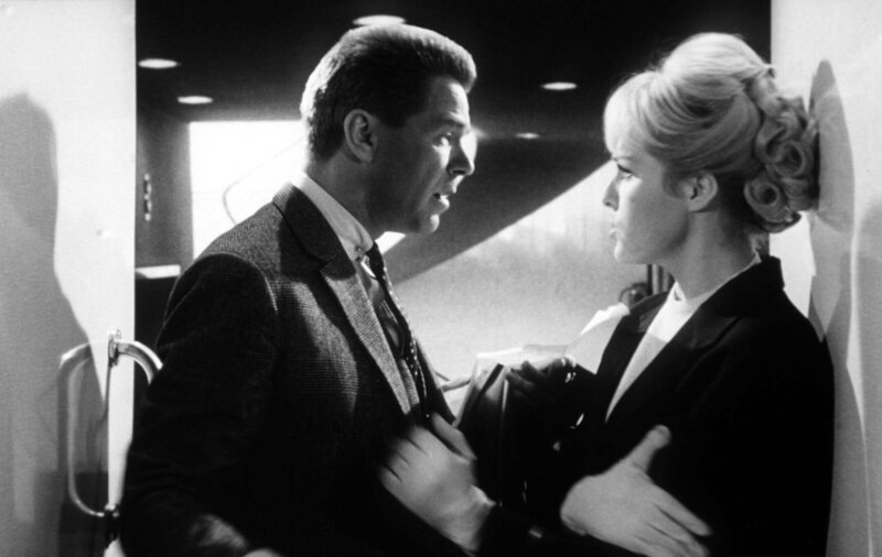 Inspektor Martin (Heinz Drache) weiß, dass Sybil (Sabina Sesselmann) in höchster Lebensgefahr schwebt. – Bild: ORF/Kirch Media Inspektor Martin (Heinz Drache) weiß, dass Sybil (Sabina Sesselmann) in höchster Lebensgefahr schwebt. – Bild: ORF/Kirch Media