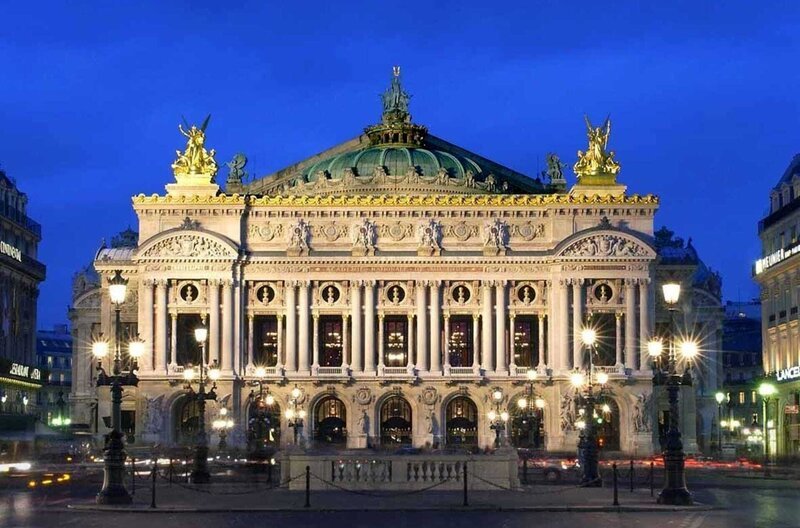 Die prachtvolle Außenfassade der Opéra Garnier bei Nacht: Skulpturen spielten bei ihrer Gestaltung eine besondere Rolle, wie etwa Büsten bedeutender Komponisten. – Bild: ARTE France /​ © Christian Leiber/​OnP