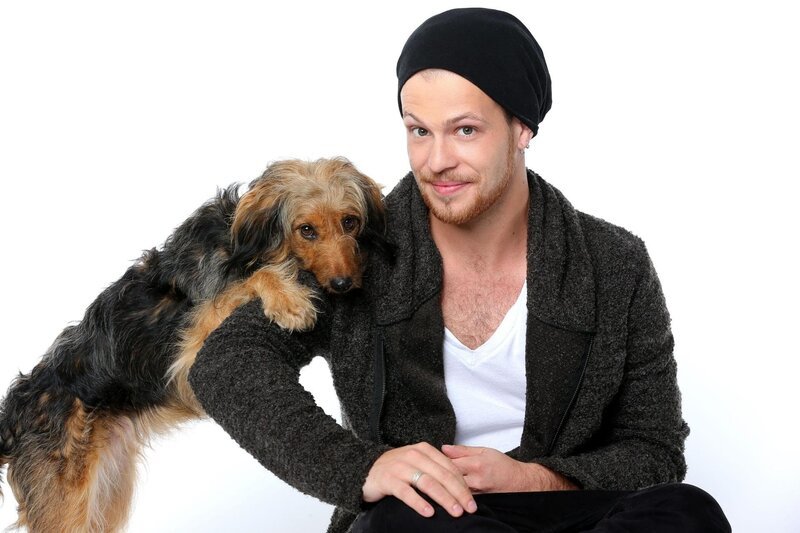 Tobias Lassner (Patrick Müller ) mit Hund ‚Stinker‘ – Bild: RTL /​ Stefan Gregorowius
