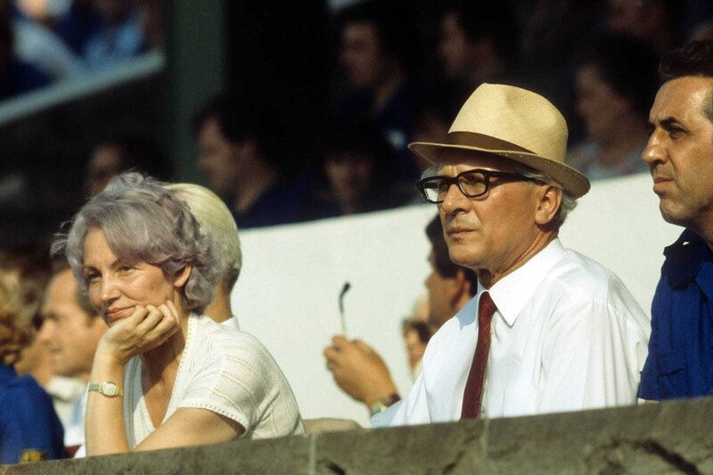 Staatsratsvorsitzender Erich Honecker (M.) und Ehefrau Margot Honecker (l.) mit Egon Krenz (r.) anlässlich einer Parade in Berlin; Aufnahmedatum unbekannt. – Bild: ZDF und imago stock&people