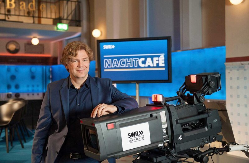 SÜDWESTRUNDFUNK Nachtcafé – Die SWR Talkshow – Gäste bei Michael Steinbrecher jeweils freitags um 22:00 Uhr im SWR Fernsehen. Michael Steinbrecher © SWR/​Tom Oettle, honorarfrei – Verwendung gemäß der AGB im engen inhaltlichen, redaktionellen Zusammenhang mit genannter SWR-Sendung und bei Nennung „Bild: SWR/​Tom Oettle“ (S2+). SWR-Pressestelle/​Fotoredaktion, Baden-Baden, Tel: 07221/​929–22287, Fax: -929–22059, foto@swr.de – Bild: SWR/​Tom Oettle