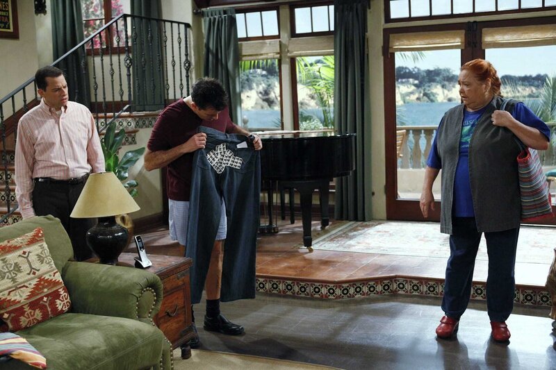 Während Alan (Jon Cryer, l.) sich Sorgen darüber macht, dass bei Jake zwei Mädchen übernachtet haben, hat Berta (Conchata Ferrell, r.) eine ganz besondere Überraschung für Charlie (Charlie Sheen, M.) … – Bild: Turner /​ © WARNER BROS. ENTERTAINMENT INC.