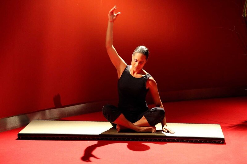 Bei Yoga-Pilates-50plus verbinden wir sehr effektive Pilates-Übungen mit energiegeladenen Yoga-Asanas und ganz klassischen Dehnübungen zu fließenden Bewegungseinheiten. Diese Verbindung ermöglicht ein dynamisches kraftvolles Training für Körper, Geist und Seele. – Bild: BR/​PSE Film + Video GmbH