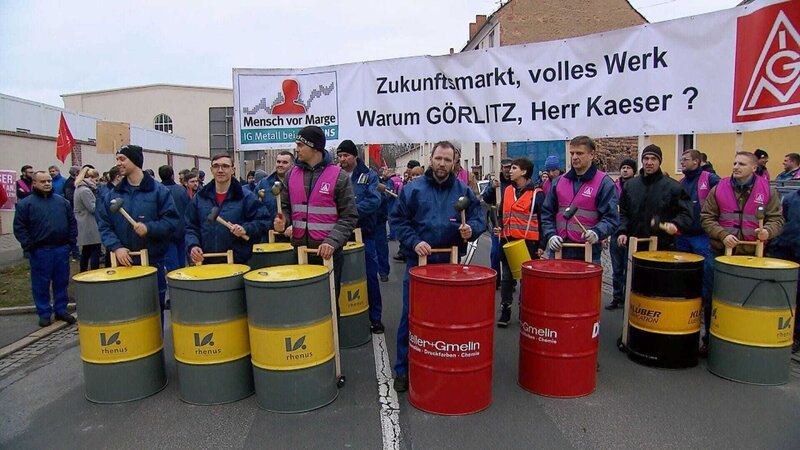 Zu demonstrieren ist in Deutschland ein Grundrecht. Die Verwendung des sendungsbezogenen Materials ist nur mit dem Hinweis und Verlinkung auf RTL+ gestattet. – Bild: RTL /​ © SPIEGEL TV GmbH