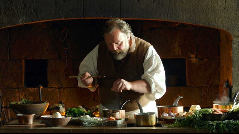 Der Koch Pierre Manceron (Grégory Gadebois) ist ein kulinarisches Genie. – Bild: ARD Degeto/​Neue Visionen Filmverleih/​Jérôme Prébois