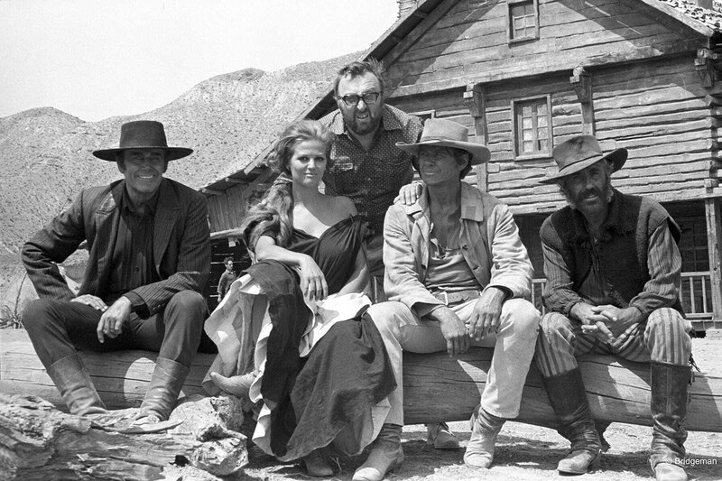 v.l.n.r.: Der amerikanische Schauspieler Henry Fonda, die italienische Schauspielerin Claudia Cardinale, der italienische Regisseur Sergio Leone sowie die amerikanischen Schauspieler Charles Bronson (Charles Buchinsky) und Jason Robards bei den Dreharbeiten zum Film „Spiel mir das Lied vom Tod“, 1968 – Bild: www.bridgemanimages.com