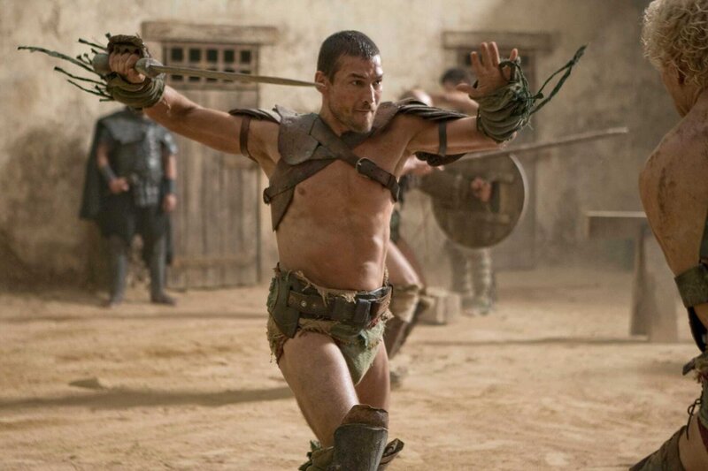An Numerius Geburtstag soll ein Schaukampf zwischen den besten Kämpfern stattfinden. Doch durch Ilithyias Intrigen wird aus dem Schaukampf ein Kampf auf Leben und Tod, den Spartacus (Andy Whitfiled, M.) gegen seinen Freund Varro (Jai Courtney, r.) führen muss … – Bild: Spartacus:Ę Blood and Sand ©2010 Starz Entertainment, LLC