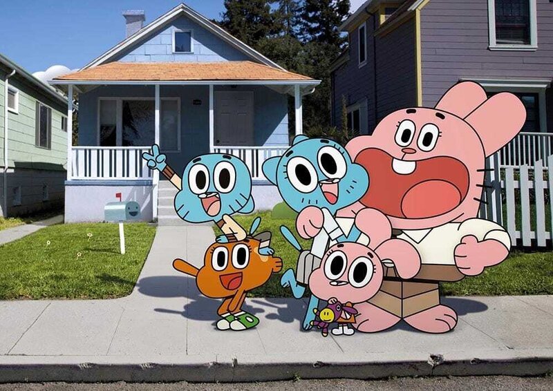 „Die fantastische Welt von Gumball“, „Das Bild.“ Gumballs Schwesterherz Anais sorgt mit einem ihrer Gemälde für Aufruhr. Direktor Brown glaubt auf Grund des Bildes, dass Familie Watterson dringend professionelle Hilfe braucht. Vater Richard wird daher verdonnert, sich einen Job zu suchen, während Mutter Nicole endlich einmal ausspannen soll. Gumball und sein Goldfischfreund Darwin werden indes zum durchgeknallten Schulpsychologen Mr. Small zitiert. – Bild: Cartoon Network ™ /​ Turner Broadcasting System Europe