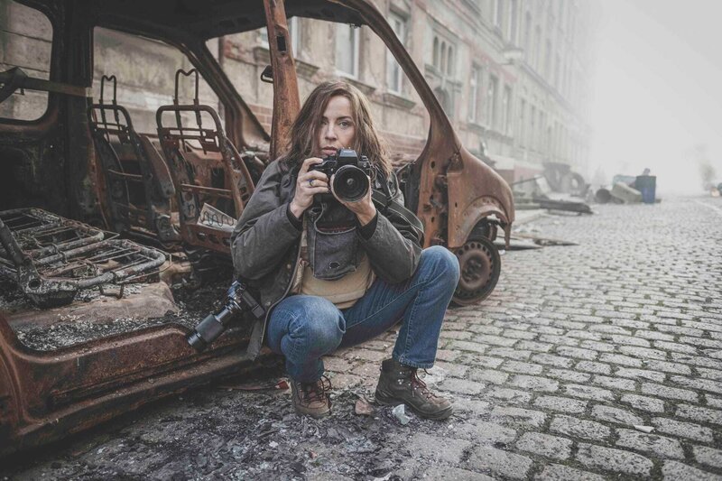 Die Fotografin Anja Niedringhaus (Antje Traue) während der Belagerung von Sarajevo. – Bild: ZDF und Ishka Michocka.