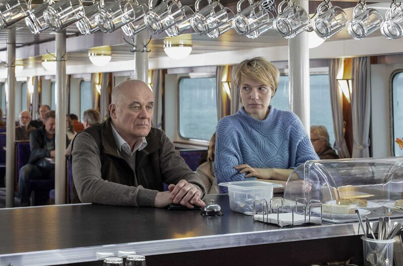 Nö – Bild: FlareFilm/​AlexSass /​ Während Schwiegervater Joachim (Hanns Zischler) über den Klimawandel referiert, kämpft Dina (Anna Brüggemann) mit Übelkeit: Auf der Bootsfahrt haben sie und ihr Partner Michael große Neuigkeiten zu verkünden.