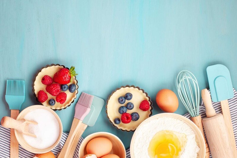 Baking utensils and cooking ingredients for tarts, cookies, dough and pastry. Flat lay with eggs, flour, sugar, berries.Top view, mockup for recipe, culinary classes, cooking blog. – Bild: Shutterstock