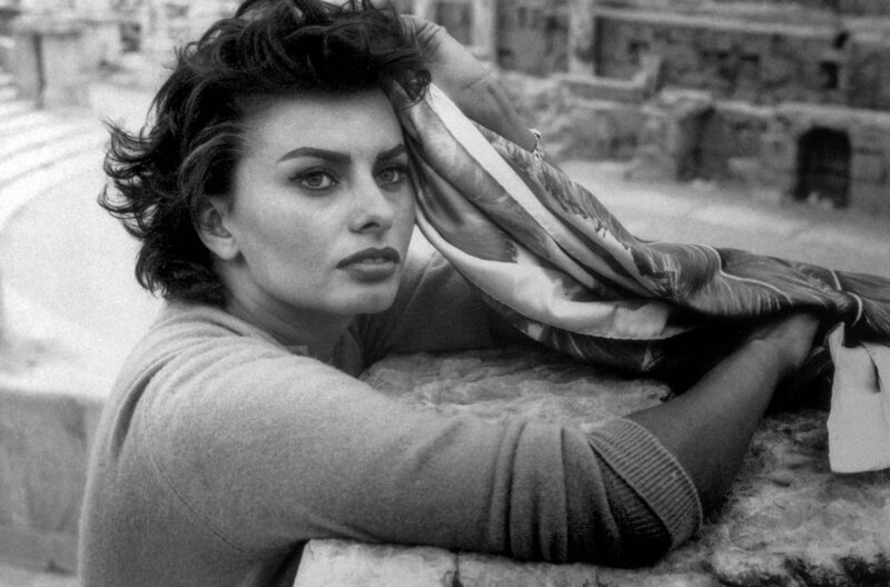 Ausgangspunkt waren Neapels Armutsviertel, doch mit den Stationen Hollywood und Cinecittà wurde Sophia Loren zum lebenden Mythos und Urbild Italiens. – Bild: Bridgeman Images /​ © Bridgeman Images