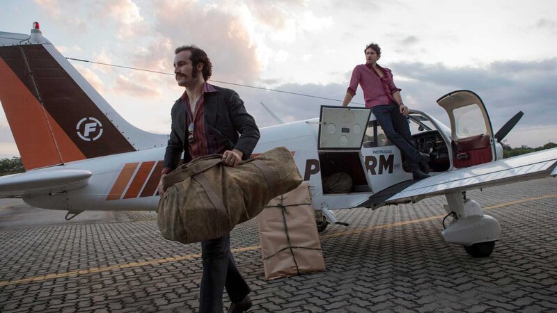 Julien Sarti (Aksel Ustun, r.) – Bild: dan behr /​ Dan Behr/​Globo/​Sony Pictures Tel /​ © 2022 Sony Pictures Entertainment. All Rights Reserved.