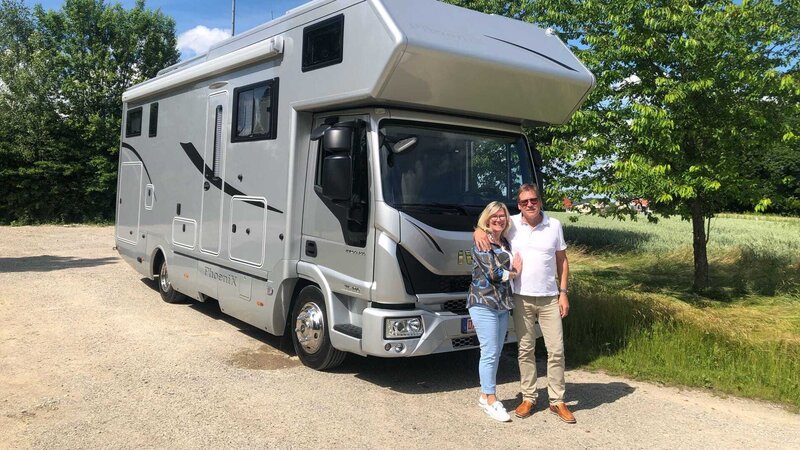 Dietmar und Sylvia Kirsch mit ihrem Reisemobil – Bild: SPIEGEL TV