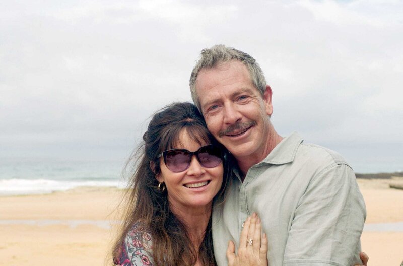 Anna (Essie Davis) und Henry (Ben Mendelsohn) versuchen die Fassade von Normalität aufrechtzuerhalten. Sie wissen, dass Milla an den Folgen ihrer Erkrankung sterben wird. Wie können sie als Eltern damit umgehen? – Bild: Whitehall Films Pty Ltd./Spectrum Films/Create NSW and Screen Australia / Anna (Essie Davis) und Henry (Ben Mendelsohn) versuchen die Fassade von Normalität aufrechtzuerhalten. Sie wissen, dass Milla an den Folgen ihrer Erkrankung … Anna (Essie Davis) und Henry (Ben Mendelsohn) versuchen die Fassade von Normalität aufrechtzuerhalten. Sie wissen, dass Milla an den Folgen ihrer Erkrankung sterben wird. Wie können sie als Eltern damit umgehen? – Bild: Whitehall Films Pty Ltd./Spectrum Films/Create NSW and Screen Australia / Anna (Essie Davis) und Henry (Ben Mendelsohn) versuchen die Fassade von Normalität aufrechtzuerhalten. Sie wissen, dass Milla an den Folgen ihrer Erkrankung …
