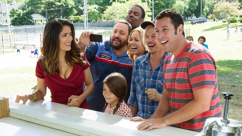 Roxanne Feder (Salma Hayek, li.), Eric Lamonsoff (Kevin James), Becky Feder (Alexys Nicole Sanchez), Kurt McKenzie (Chris Rock), Sally Lamonsoff (Maria Bello), Marcus Higgins (David Spade) und Lenny Feder (Adam Sandler, re.) – Bild: RTL Zwei Roxanne Feder (Salma Hayek, li.), Eric Lamonsoff (Kevin James), Becky Feder (Alexys Nicole Sanchez), Kurt McKenzie (Chris Rock), Sally Lamonsoff (Maria Bello), Marcus Higgins (David Spade) und Lenny Feder (Adam Sandler, re.) – Bild: RTL Zwei