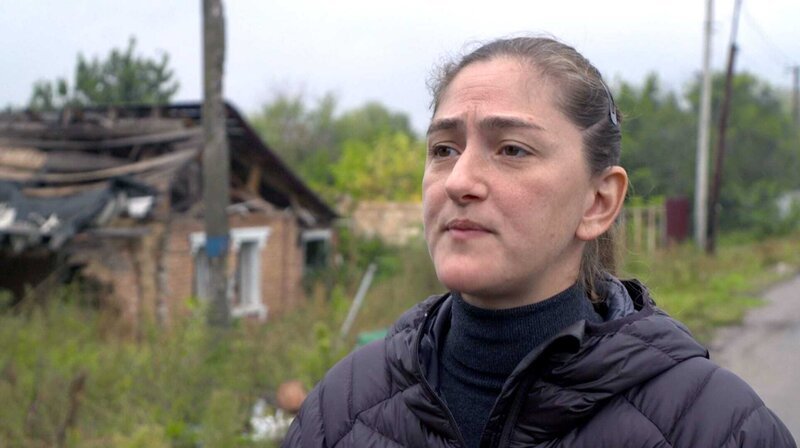 Die Doku begleitet Belkis Wille von der unabhängigen Menschenrechtsorganisation Human Rights Watch bei der Spurensuche im Kriegsgebiet. – Bild: SWR Die Doku begleitet Belkis Wille von der unabhängigen Menschenrechtsorganisation Human Rights Watch bei der Spurensuche im Kriegsgebiet. – Bild: SWR