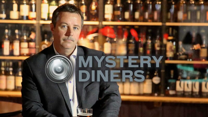 Host Charles Stiles at the bar, as seen on Food Network’s Mystery Diners (500 and 600 series). – Bild: Food Network. /​ Scripps (Focus) /​ ©2014,Television Food Network, G.P. All Rights Reserved.