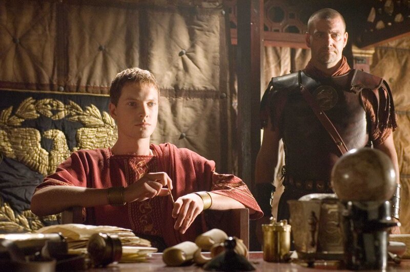 Octavius (Simon Woods, li.) hofft mit Hilfe von Pullo (Ray Stevenson) in dem Konflikt mit Marc Anton einen Kompromiss aushandeln zu können. – Bild: Sky Atlantic