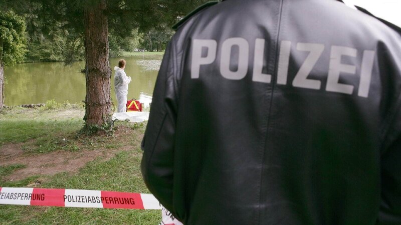 Polizisten, Rechtsmediziner und Kriminaltechniker aus ganz Deutschland berichten über die spektakulärsten Mordfälle ihrer Karriere, die gleichzeitig ihre größten Herausforderungen waren. Die Mordkommissionen öffnen Polizeiakten und Asservatenkammern und präsentieren zum Teil noch nicht veröffentlichte Polizeifotos und Originalvideos. – Bild: TVNOW
