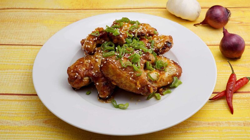 Koreanisch marinierte Chicken Wings – Bild: BonGusto