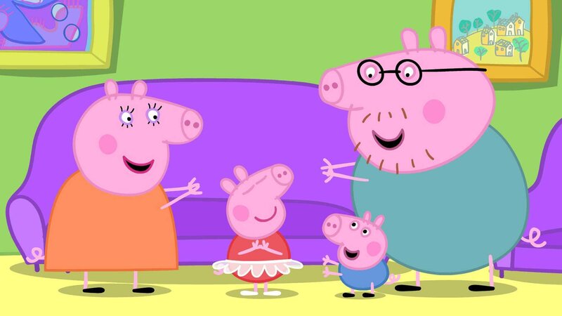 Peppa Wutz (2.v.li.) mit ihrem kleinen Bruder George und ihren Eltern. – Bild: WDR/​Astley Baker Davies Ltd. /​ Contender Group Ltd.