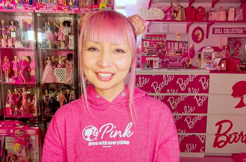 „Azusa Barbie“ ist bekennende Barbie-Influencerin und lässt ihre rund 90.000 Follower auf Instagram an ihrem Leben in pink teilhaben. – Bild: SWR/​Graef Screen Productions/​Azusa Barbie /​ © SWR/​Graef Screen Productions/​Azusa Barbie