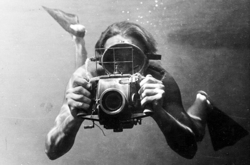 Hans Hass schaffte es noch vor seinem „Rivalen“ Jacques-Yves Cousteau, mit einem selbst entwickelten, wasserdichten Kameragehäuse die Welt unter den Wellen zu fotografieren und zu filmen. – Bild: Hans Hass Archiv HIST /​ Hans Hass schaffte es noch vor seinem „Rivalen“ Jacques-Yves Cousteau, mit einem selbst entwickelten, wasserdichten Kameragehäuse die Welt unter den Wellen zu fotografieren und zu filmen.