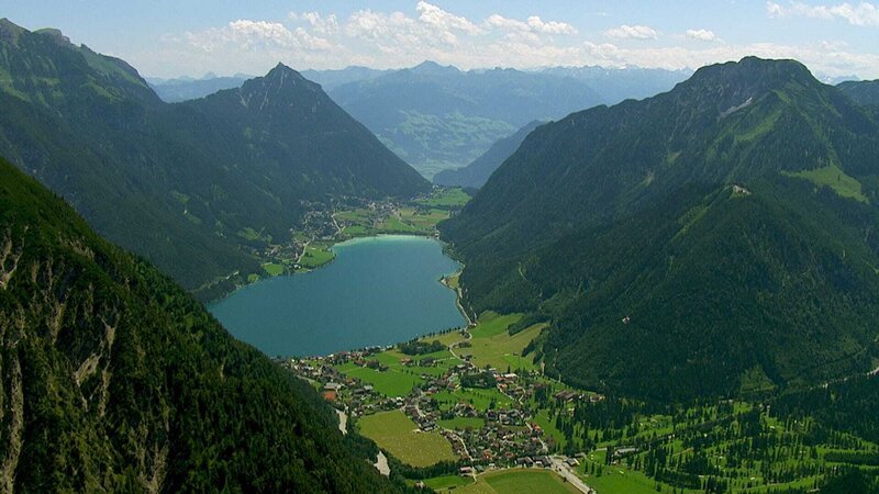 Der Wörthersee ist durch seine Lage mit seinen bis zu 25 Grad Wassertemperatur einer der wärmsten Alpenseen. – Bild: Bergblick