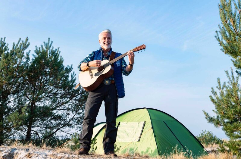 So lieben ihn seine Fans: Camping-Kalle (Christoph M. Ohrt) mit Gitarre und Zelt. – Bild: MDR/​ARD Degeto/​Sandra Hoever