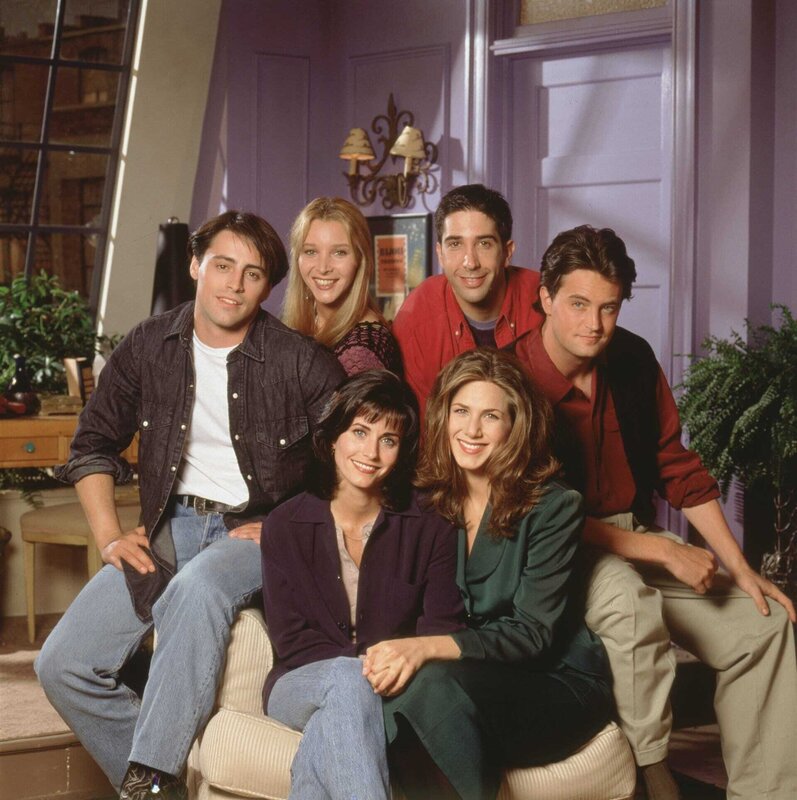 (V.li.) Joey (Matt LeBlanc), Phoebe (Lisa Kudrow), Monica (Courtney Cox), Ross (David Schwimmer), Rachel (Jennifer Aniston) und Chandler (Perry Matthew) treffen sich am liebsten in einem Cafe in New York, um dort ihre Probleme und Problemchen in aller Ausführlichkeit zu besprechen. – Bild: TVN Media Sp. z o.o.