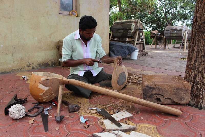 Man sitting, hollowing out wood for sitar, carving openings. – Bild: Discovery Communications. /​ Wag TV. /​ Wag TV