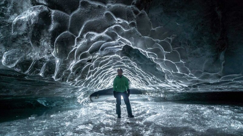 Auf Spitzbergen erforschen Wissenschaftler das Innere eines Gletschers. Über ihnen türmen sich Millionen Tonnen Eis. – Bild: ZDF und Uli Kunz.