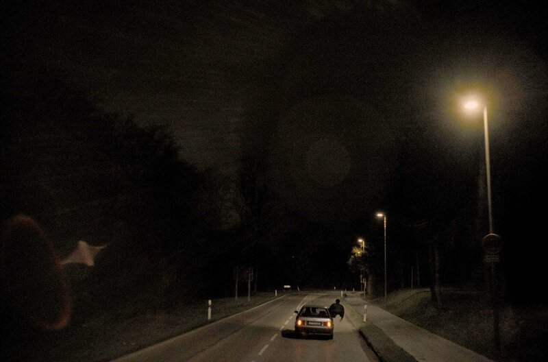 Genau wie früher – Bild: SWR/​Filmakademie Baden-Württemberg /​ Wieder vereint fahren die „Bierbuben“ Kilian, Sommer und Lorenz durch die Nacht: Sommer (Mohammad Eliraqui) lehnt sich dabei aus dem Fenster.