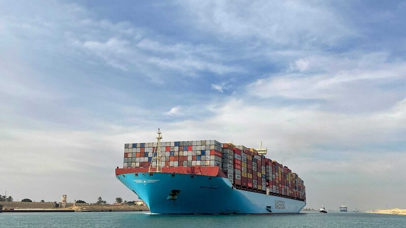 Die Ever Given wird von der Reederei Evergreen Marine betrieben. Das Schiff ist etwa 400 Meter lang, und gehört mit einem Fassungsvermögen von mehr als 20.000 Containern zu den größten Frachtern der Welt. – Bild: N24 Doku Die Ever Given wird von der Reederei Evergreen Marine betrieben. Das Schiff ist etwa 400 Meter lang, und gehört mit einem Fassungsvermögen von mehr als 20.000 Containern zu den größten Frachtern der Welt. – Bild: N24 Doku