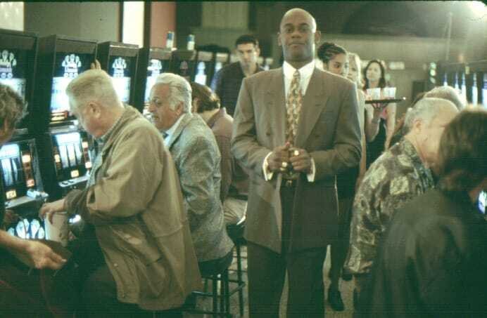 Tillaver (Tommy „Tiny“ Lister jr., Mitte) – Bild: 2013 Lions Gate Entertainment Inc. All Rights Reserved. Lizenzbild frei Tillaver (Tommy „Tiny“ Lister jr., Mitte) – Bild: 2013 Lions Gate Entertainment Inc. All Rights Reserved. Lizenzbild frei