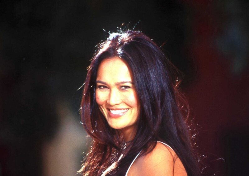 Die attraktive Sydney Fox (Tia Carrere) ist Professorin für Kunstgeschichte an der Universität von Toronto und erlebt auf ihrer Suche nach historischen Artefakten so manches Abenteuer. – Bild: Tele 5