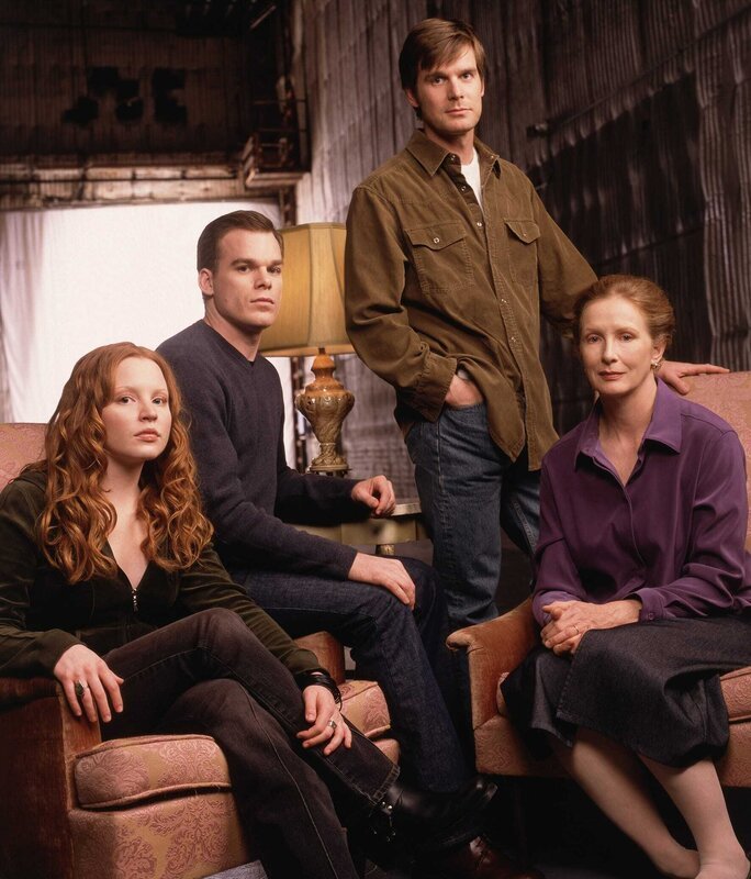 Lauren Ambrose (l.), Michael C. Hall (2.v.l.), Frances Conroy (r.) – Bild: „ & © WARNER BROS. ENTERTAINMENT INC.