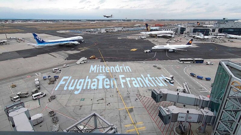 SWR Fernsehen MITTENDRIN – FLUGHAFEN FRANKFURT, „Mit dem Fahrerausbilder auf dem Vorfeld unterwegs“, am Donnerstag (17.02.22) um 21:00 Uhr. Blick auf den Frankfurter Flughafen. © HR/​Andreas Graf, honorarfrei – Verwendung gemäß der AGB im engen inhaltlichen, redaktionellen Zusammenhang mit genannter SWR-Sendung bei Nennung „Bild: HR/​Andreas Graf“ (S2). SWR Presse/​Bildkommunikation, Baden-Baden, Tel: 07221/​929⁠–⁠26868, foto@swr.de – Bild: HR/​Andreas Graf /​ SWR Presse/​Bildkommunikation