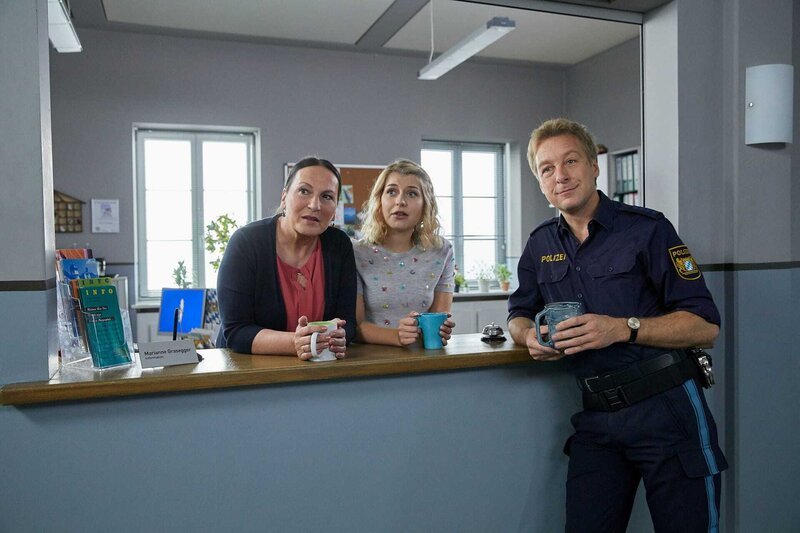 Da staunen Marianne Grasegger (Ursula Maria Burkhart, l.), Christin Lange (Sarah Thonig, M.) und Polizeihauptmeister Michi Mohr (Max Müller, r.) nicht schlecht: Stockls Start in den Urlaub beginnt mit Hindernissen. – Bild: ZDF/​Bojan Ritan