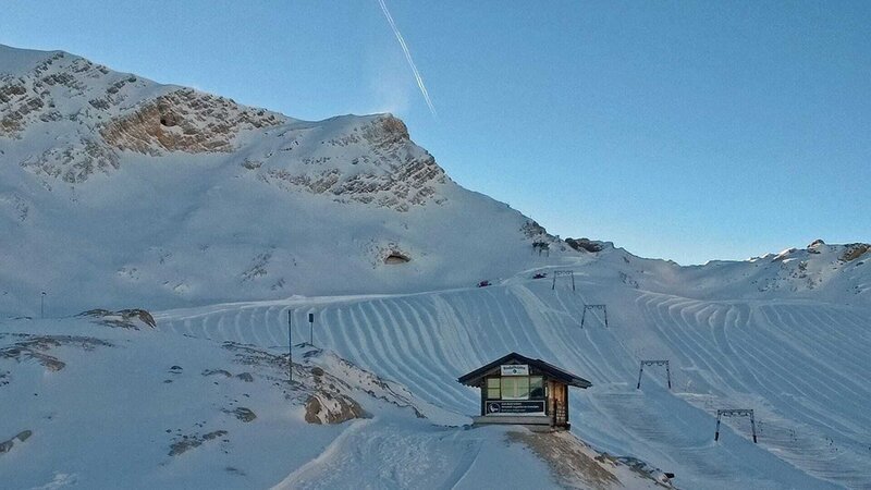 Sogar im alpinen Massiv am Hang der Zugspitze hat der Mensch gebaut – Forschungsstationen und touristische Einrichtungen beispielsweise. – Bild: N24 Doku