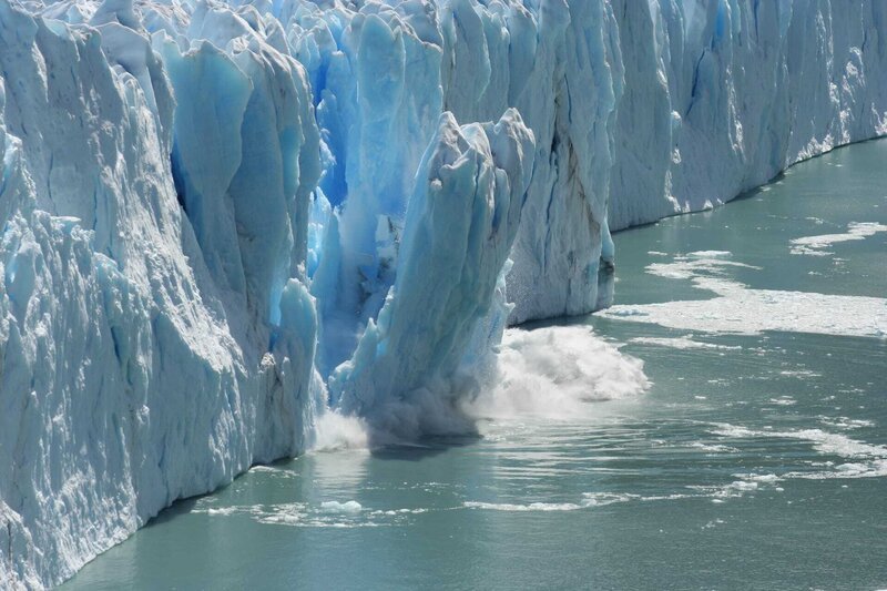 Antarktischer schmelzender Gletscher. Konzept der globalen Erwärmung und des Klimawandels. – Bild: Shutterstock /​ Bernhard Staehli