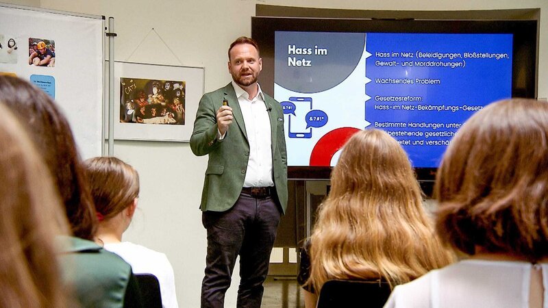Rechtsanwalt Johann Pauer bei einem Vortrag über Hass im Netz an einer Mittelschule in Wien Aspern. – Bild: ORF