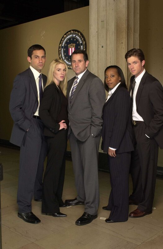 (2. Staffel) – Die Spezialeinheit des FBI für vermisste Personen besteht aus Detective Jack Malone (Anthony LaPaglia, M.), Samantha Spades (Poppy Montgomery, 2.v.l.), Vivian Johnson (Marianne Jean-Baptiste, 2.v.r.), Danny Taylor (Enrique Murciano, l.) und Martin Fitzgerald (Eric Close, r.) … – Bild: Nova Broadcasting Group