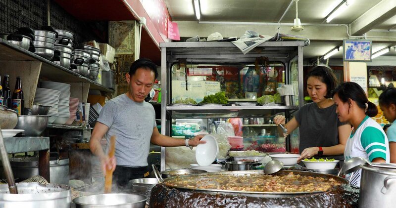 Thailändisches Streetfood. In der Stadt, die niemals schläft, sind die Suppenküchen Tag und Nacht geöffnet. – Bild: ZDF und Clermont Fu.
