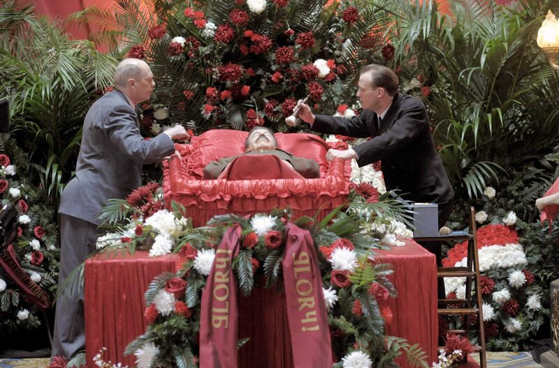 The Death of Stalin – Bild: Nicola Dove /​ Nikita Chruschtschow (Steve Buscemi, li.) soll Stalins (Adrian McLoughlin) Begräbnis organisieren.