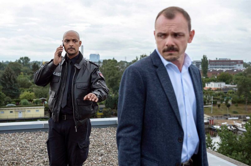 Kann Lukas Petersen (Patrick Abozen, l.) den liebeskranken Stalker Oliver Hahne (Konstantin Lindhorst, r.) vom Selbstmord abbringen? Er versucht dessen Ex-Freundin ans Telefon zu bekommen. – Bild: ARD/​Thorsten Jander