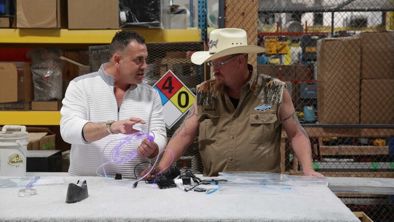 Wayde lights up the 3 Arts logo. – Bild: Animal Planet /​ Discovery Communications